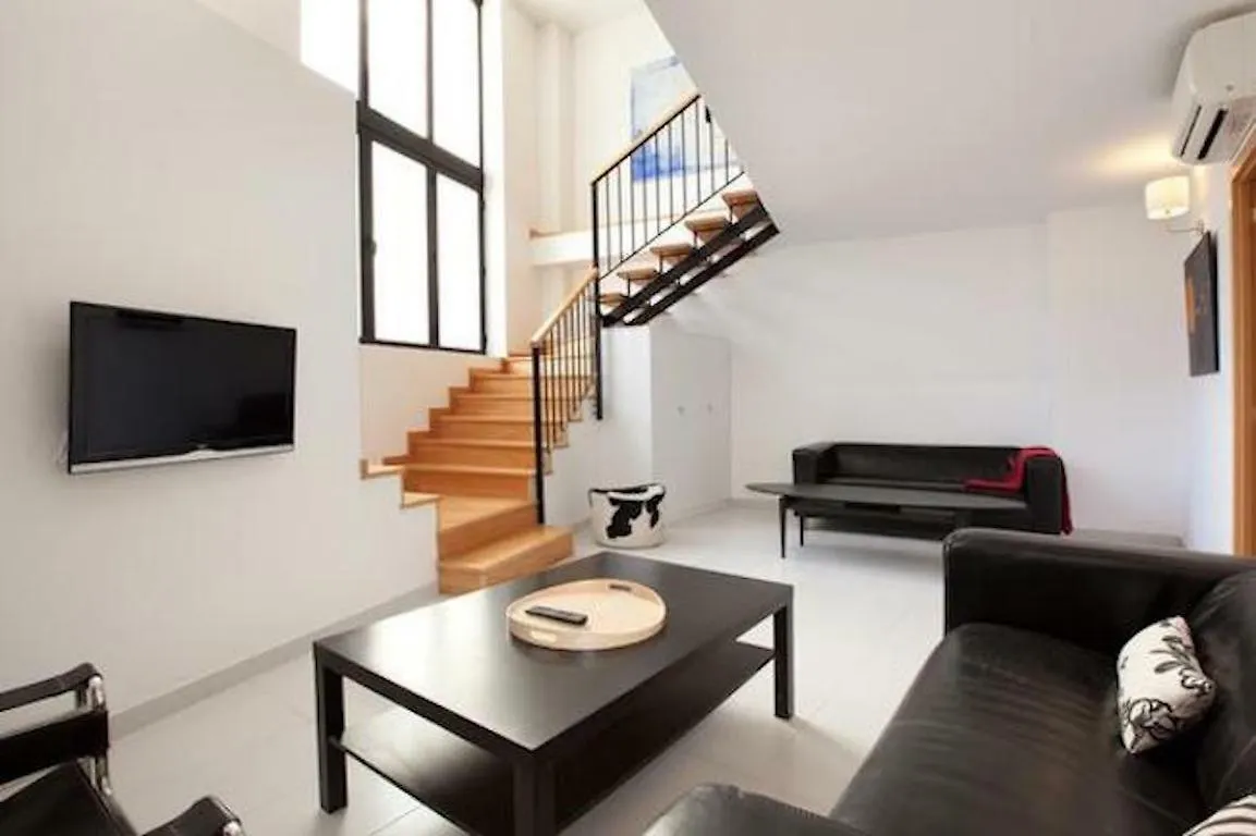 Spacious Apartment For Families Near Park Guell Барселона